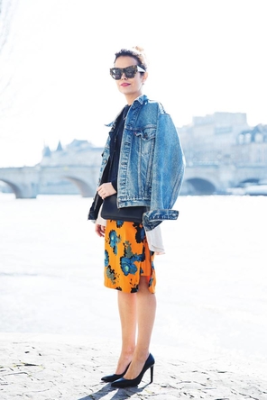 bright floral skirt / navy top / denim jacket / pumps 